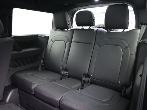 Used 2024 Land Rover Defender 130 X-Dynamic SE AWD/4WD image 30