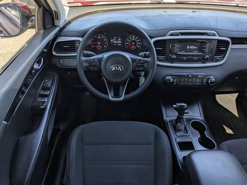 Used 2017 Kia Sorento FWD image 12