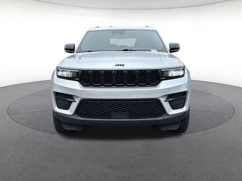 Certified 2025 Jeep Grand Cherokee Altitude AWD/4WD image 9