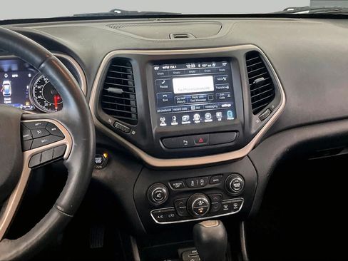 Used 2018 Jeep Cherokee Limited w/ Luxury Group AWD/4WD image 4