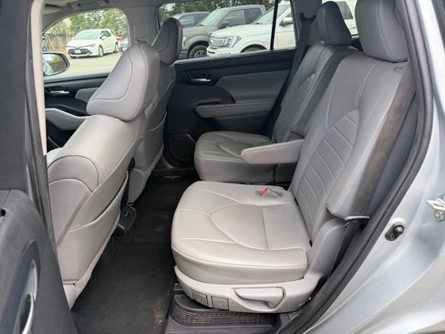 Used 2020 Toyota Highlander XLE AWD/4WD image 12