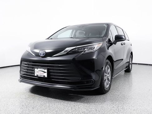 Used 2023 Toyota Sienna LE AWD/4WD image 3