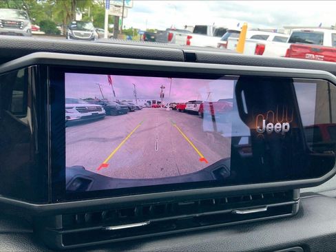 Used 2024 Jeep Gladiator Sport AWD/4WD image 19