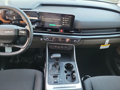 New 2027 Kia Carnival LX FWD image 8