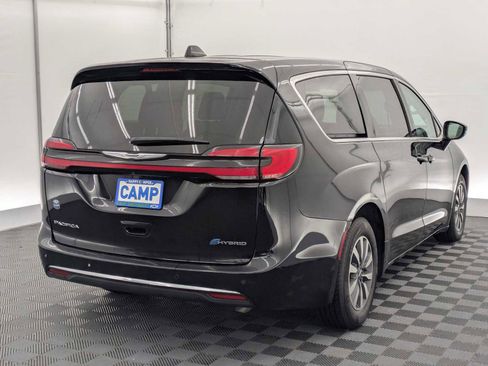 Used 2024 Chrysler Pacifica Select image 6