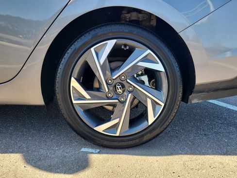 Used 2025 Hyundai Elantra SEL image 5