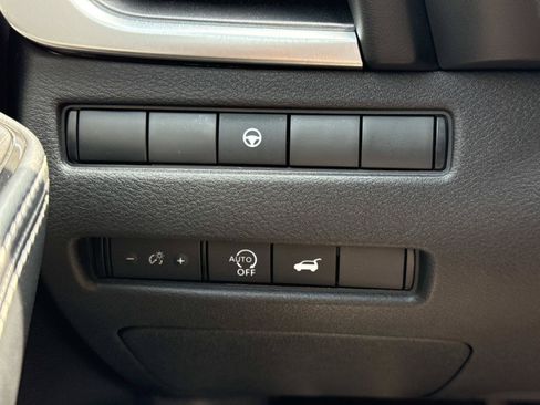 Used 2025 Nissan Rogue SV FWD image 13