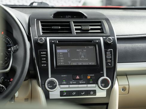 Used 2014 Toyota Camry LE FWD image 10