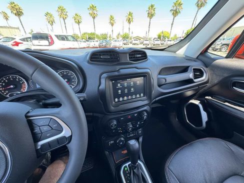 Used 2019 Jeep Renegade Latitude w/ Popular Equipment Group AWD/4WD image 27