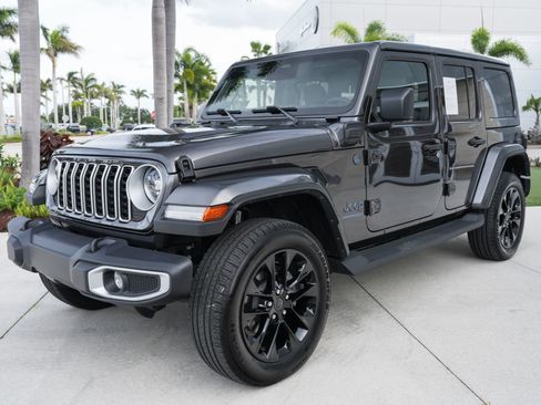 Used 2025 Jeep Wrangler Unlimited Sahara AWD/4WD image 5