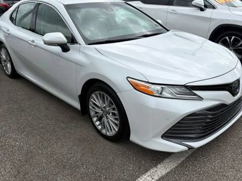 Used 2018 Toyota Camry XLE FWD image 3