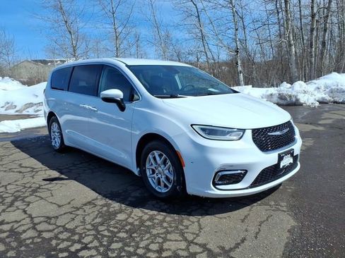 Used 2023 Chrysler Pacifica Touring-L FWD image 7