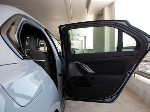 Certified 2025 BMW 760i xDrive w/ Executive Package image 27