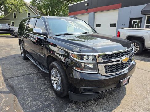 Used 2019 Chevrolet Suburban LT RWD image 4