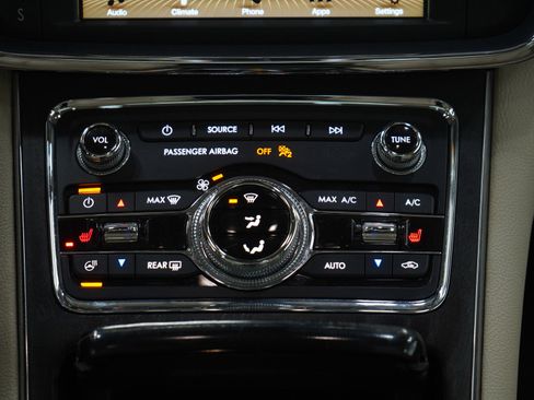 Used 2017 Lincoln Continental Select w/ Climate Package image 17