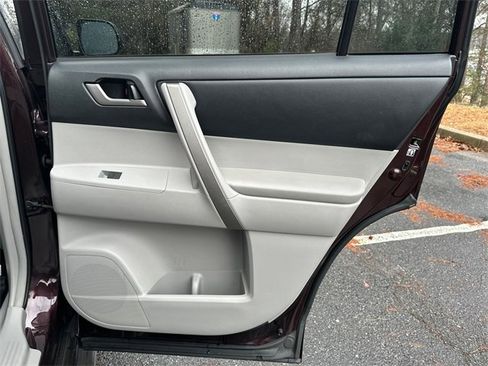 Used 2013 Toyota Highlander Plus image 16