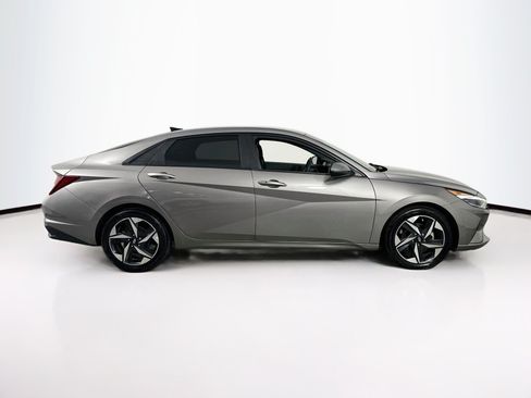 Used 2023 Hyundai Elantra SEL w/ Convenience Package FWD image 4