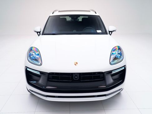 Certified 2026 Porsche Macan AWD/4WD image 6