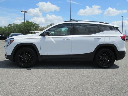 Used 2024 GMC Terrain SLT w/ Tech Package FWD image 4
