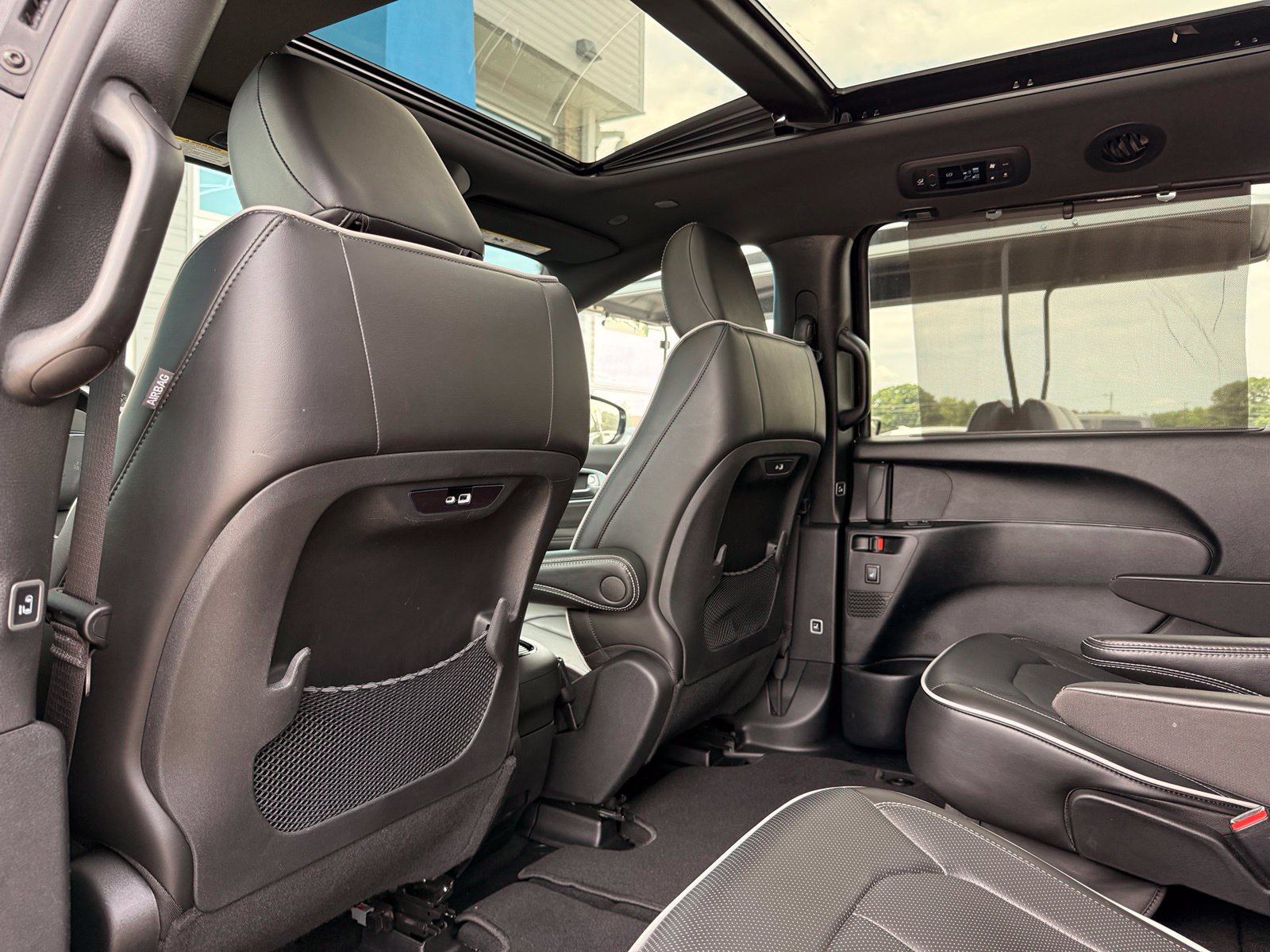 Used 2026 Chrysler Pacifica Limited FWD image 19