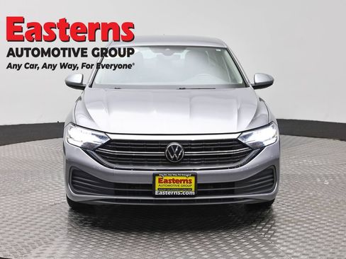 Used 2024 Volkswagen Jetta SE FWD image 2