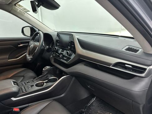 Used 2022 Toyota Highlander XLE AWD/4WD image 28