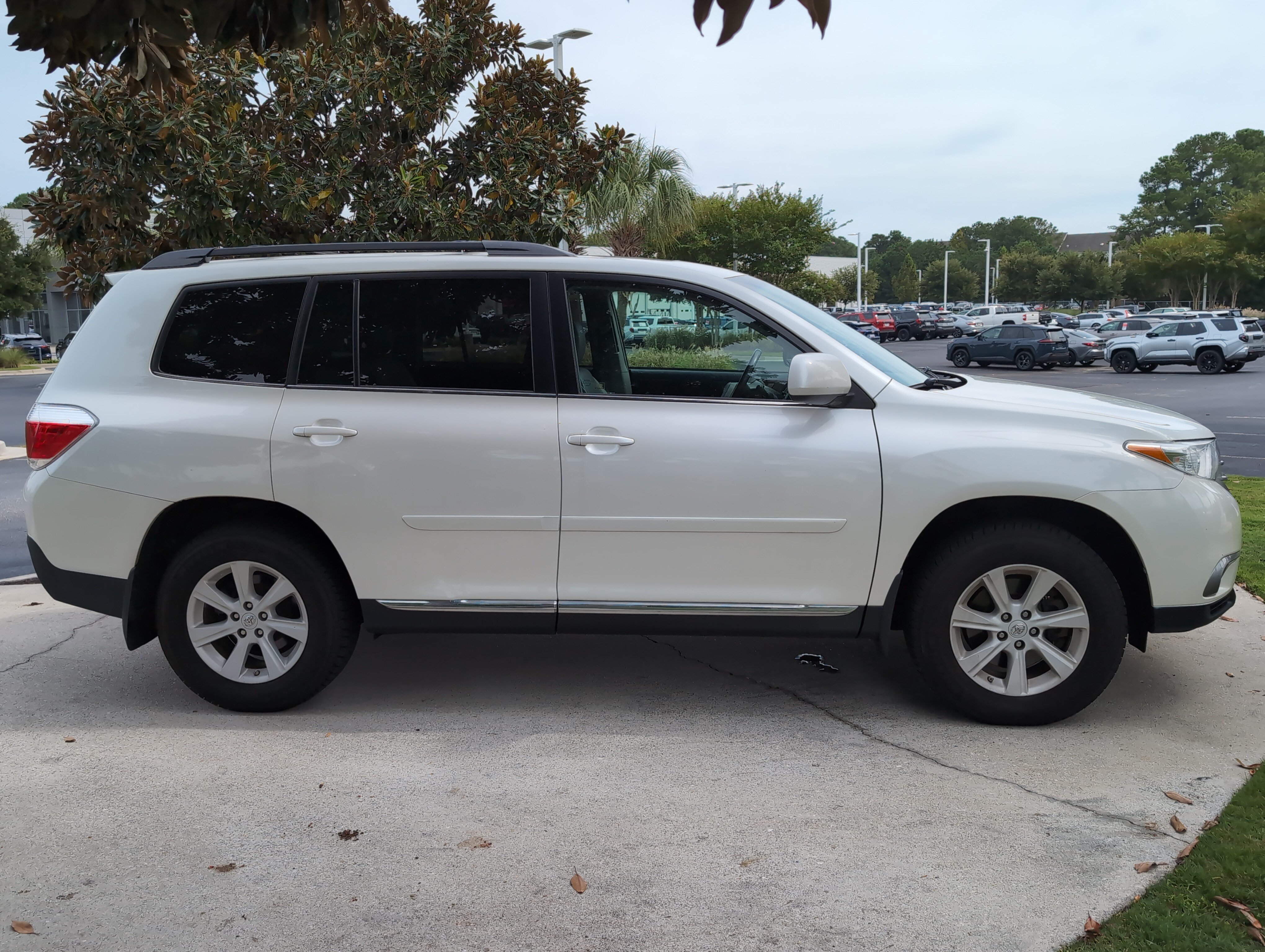 Used 2013 Toyota Highlander SE AWD/4WD image 11