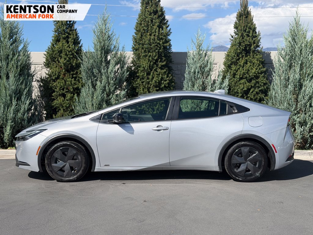 Used 2025 Toyota Prius LE AWD/4WD image 4