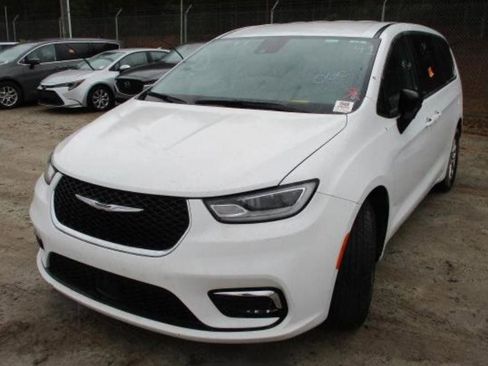 Used 2024 Chrysler Pacifica Touring-L image 3