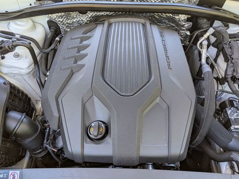 Certified 2025 Porsche Macan AWD/4WD image 35