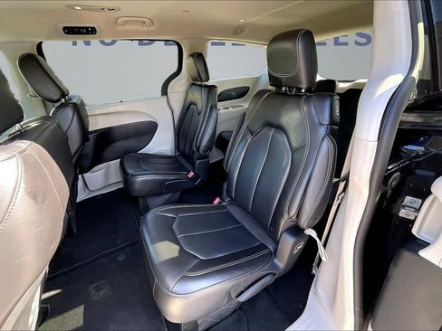 Used 2023 Chrysler Pacifica Touring-L FWD image 21