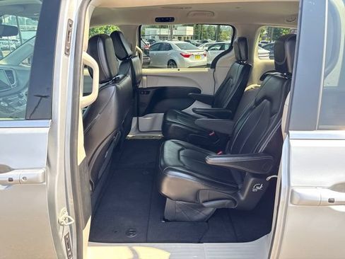 Used 2024 Chrysler Pacifica Touring-L FWD image 15