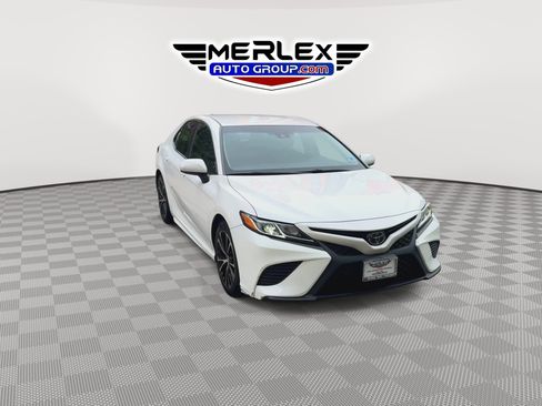 Used 2018 Toyota Camry SE FWD image 3