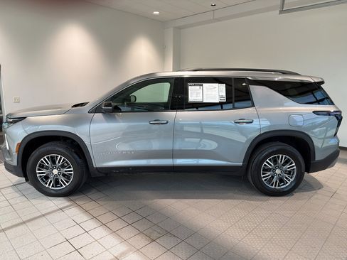 Used 2025 Chevrolet Traverse LT FWD image 2
