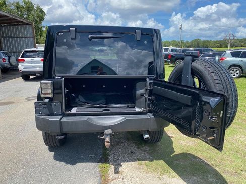 Used 2012 Jeep Wrangler Unlimited Sahara w/ Dual Top Group AWD/4WD image 17