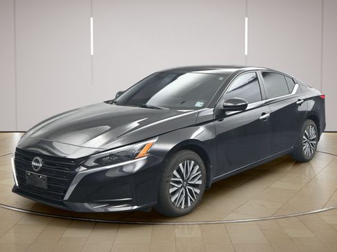 Certified 2024 Nissan Altima 2.5 SV w/ SV Premium Package AWD/4WD image 3