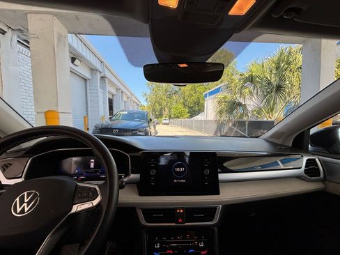 Used 2025 Volkswagen Taos SE image 33