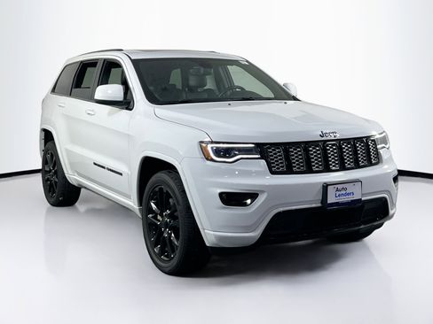 Used 2022 Jeep Grand Cherokee Laredo X image 3