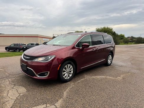 Used 2018 Chrysler Pacifica Touring-L Plus w/ Advanced Safetytec Group FWD image 11