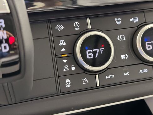 New 2026 Land Rover Defender 110 X-Dynamic SE image 19