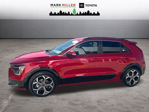 Used 2023 Kia Niro EX Touring FWD image 2
