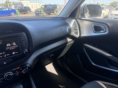 Used 2025 Kia Soul LX w/ LX Technology Package FWD image 33