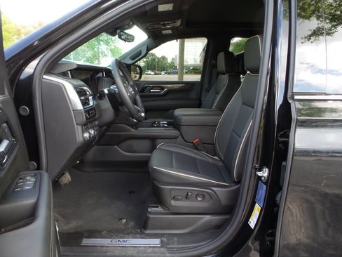 Used 2025 GMC Yukon Elevation w/ Elevation Premium Package AWD/4WD image 30