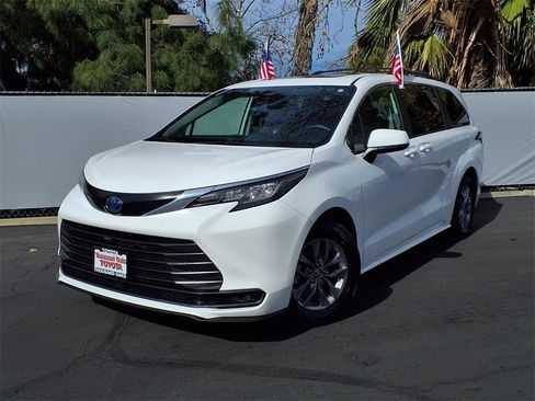 Used 2022 Toyota Sienna LE image 24