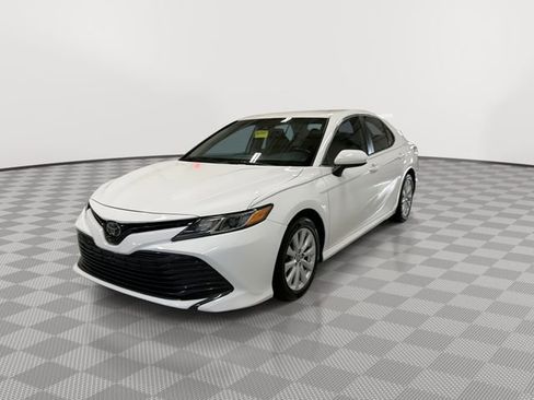 Used 2019 Toyota Camry LE FWD image 4