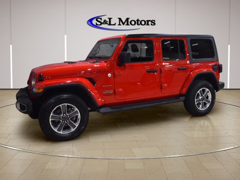 Used 2022 Jeep Wrangler Unlimited Sahara w/ Dual Top Group AWD/4WD image 3