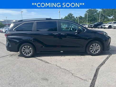 Used 2026 Toyota Sienna XLE FWD image 4