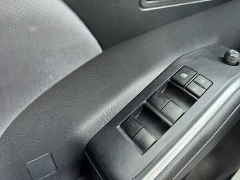 Used 2023 Toyota Highlander LE FWD image 18