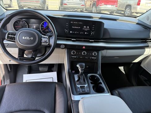 Used 2024 Kia Carnival LX FWD image 12