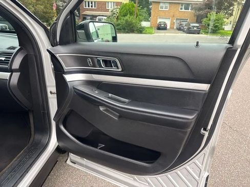 Used 2017 Ford Explorer XLT w/ Equipment Group 202A AWD/4WD image 30